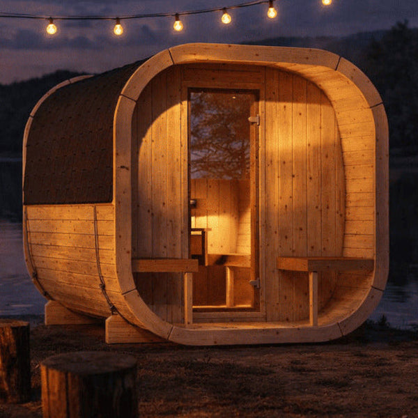 Sauna ogrodowa SAUNARI G280 z termodrewna stojąca w ogrodzie o zmierzchu