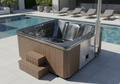 Jacuzzi ogrodowe SAUNARI W240 z termodrewna na tarasie o zmierzchu